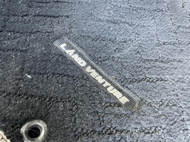 ジムニー ランドベンチャー SDナビ ハーフレザーシート シートヒーター ETC Bluetooth CD DVD フルセグTV 背面タイヤ 純正フロアマット 純正アルミホイール リモコンキー フォグランプ 禁煙車(24枚目)