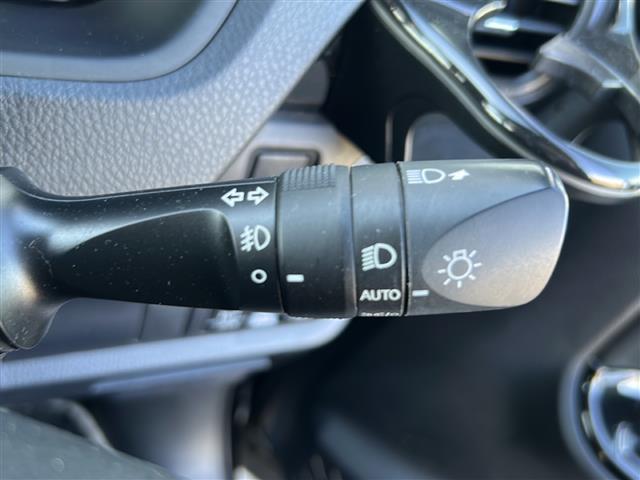 ヴォクシー ハイブリッドＺＳ　煌ＩＩ　純正ナビ　バックカメラ　クルーズコントロール　ＥＴＣ　コーナーセンサー　Ｂｌｕｅｔｏｏｔｈ　フロアマット　シートヒーター　両側パワースライドドア　純正１６インチＡＷ　オートＬＥＤヘッドライト（10枚目）