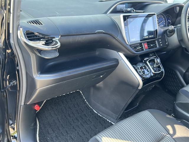 ヴォクシー ハイブリッドＺＳ　煌ＩＩ　純正ナビ　バックカメラ　クルーズコントロール　ＥＴＣ　コーナーセンサー　Ｂｌｕｅｔｏｏｔｈ　フロアマット　シートヒーター　両側パワースライドドア　純正１６インチＡＷ　オートＬＥＤヘッドライト（21枚目）