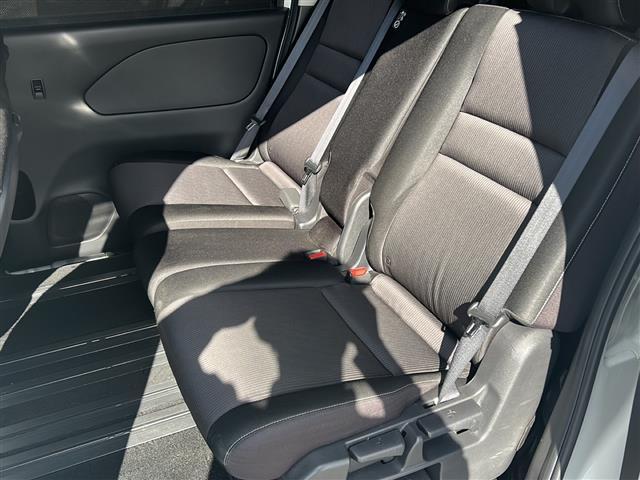 セレナ フリップダウンモニター/純正ナビ/両側パワースライドドア/ETC/ワンオーナー/クルーズコントロール/バックカメラ/衝突軽減システム/オートライト/LED/レーンキープアシスト/ウォークスルー/USB(23枚目)