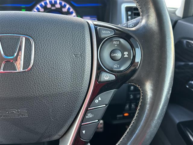 オデッセイハイブリッド ハイブリッド　全方位カメラ／純正ナビ／両側パワースライドドア／ブラインドスポットモニター／ハーフレザー／パワーシート／衝突軽減システム／ドライブレコーダー／クルーズコントロール／シートヒーター／オットマン／ＬＥＤ（8枚目）