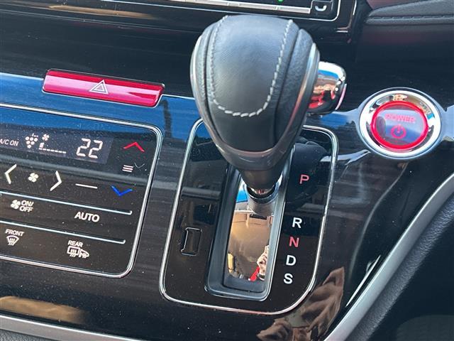 オデッセイハイブリッド ハイブリッド　全方位カメラ／純正ナビ／両側パワースライドドア／ブラインドスポットモニター／ハーフレザー／パワーシート／衝突軽減システム／ドライブレコーダー／クルーズコントロール／シートヒーター／オットマン／ＬＥＤ（12枚目）