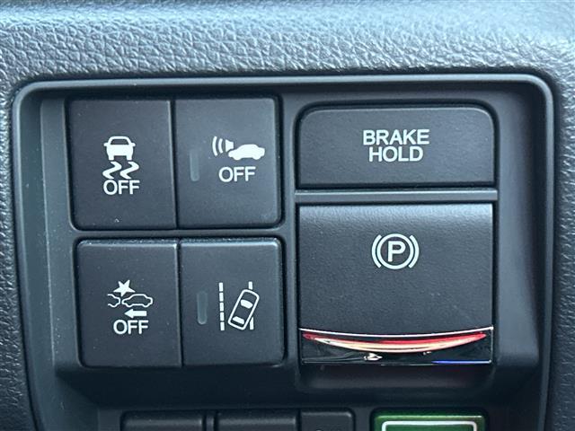 オデッセイハイブリッド ハイブリッド　全方位カメラ／純正ナビ／両側パワースライドドア／ブラインドスポットモニター／ハーフレザー／パワーシート／衝突軽減システム／ドライブレコーダー／クルーズコントロール／シートヒーター／オットマン／ＬＥＤ（17枚目）