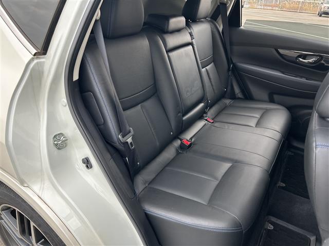 エクストレイル オーテック　ハイブリッド　ｉパッケージ　純正ワイドナビ　衝突軽減ブレーキ　パワーシート　ＬＥＤヘッドライト　レーダークルーズコントロール　アラウンドビューモニター　シートヒーター　電動リアゲート　ＥＴＣ　ドライブレコーダー　コーナーセンサー（22枚目）