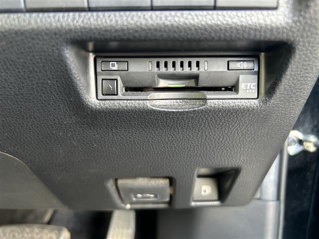 ＲＡＶ４ ハイブリッドＧ　純正ナビ　デジタルインナー　衝突軽減ブレーキ　レーダークルーズコントロール　ＬＥＤヘッドライト　電動リアゲート　パワーシート　シートヒーター　ルーフレール　コーナーセンサー　ＥＴＣ　純正１インチＡＷ（12枚目）