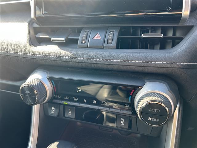 ＲＡＶ４ ハイブリッドＧ　純正ナビ　デジタルインナー　衝突軽減ブレーキ　レーダークルーズコントロール　ＬＥＤヘッドライト　電動リアゲート　パワーシート　シートヒーター　ルーフレール　コーナーセンサー　ＥＴＣ　純正１インチＡＷ（13枚目）