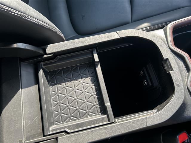 ＲＡＶ４ ハイブリッドＧ　純正ナビ　デジタルインナー　衝突軽減ブレーキ　レーダークルーズコントロール　ＬＥＤヘッドライト　電動リアゲート　パワーシート　シートヒーター　ルーフレール　コーナーセンサー　ＥＴＣ　純正１インチＡＷ（17枚目）