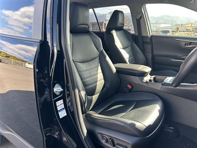 ＲＡＶ４ ハイブリッドＧ　純正ナビ　デジタルインナー　衝突軽減ブレーキ　レーダークルーズコントロール　ＬＥＤヘッドライト　電動リアゲート　パワーシート　シートヒーター　ルーフレール　コーナーセンサー　ＥＴＣ　純正１インチＡＷ（20枚目）