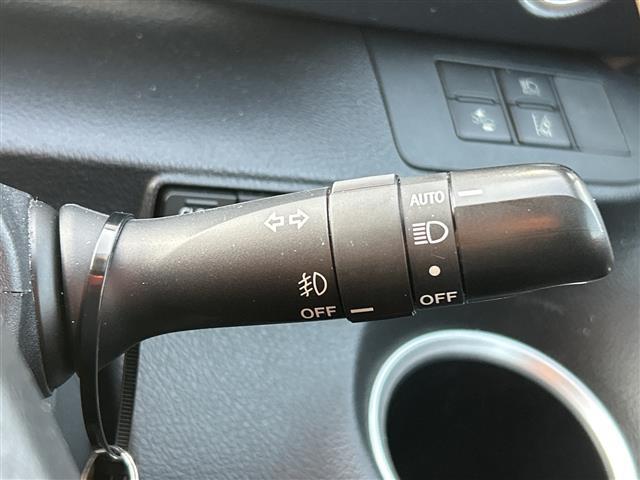 シエンタ Ｇ　クエロ　純正ナビ　衝突軽減ブレーキ　両側パワースライドドア　ＬＥＤヘッドライト　コーナーセンサー　バックカメラ　ＥＴＣ　スマートキー　フルセグＴＶ　横滑り防止装置　レーンキープアシスト　エアバッグＷ＋サイド（8枚目）