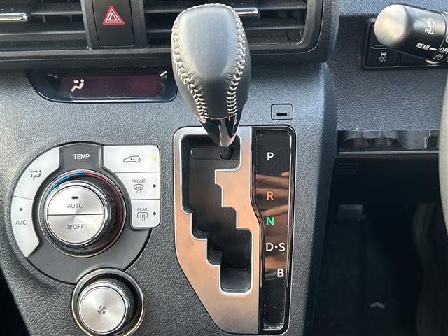 シエンタ Ｇ　クエロ　純正ナビ　衝突軽減ブレーキ　両側パワースライドドア　ＬＥＤヘッドライト　コーナーセンサー　バックカメラ　ＥＴＣ　スマートキー　フルセグＴＶ　横滑り防止装置　レーンキープアシスト　エアバッグＷ＋サイド（11枚目）