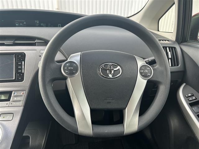 プリウス Ｓ　純正ナビ　フルセグ　スマートキー　ドライブレコーダー　フロアマット　Ｂｌｕｅｔｏｏｔｈ　オートライト　プッシュスタート　カーテンエアバック　スペアキー　保証書　取扱説明書（2枚目）