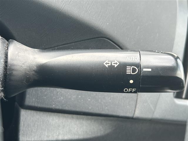 プリウス Ｓ　純正ナビ　フルセグ　スマートキー　ドライブレコーダー　フロアマット　Ｂｌｕｅｔｏｏｔｈ　オートライト　プッシュスタート　カーテンエアバック　スペアキー　保証書　取扱説明書（9枚目）