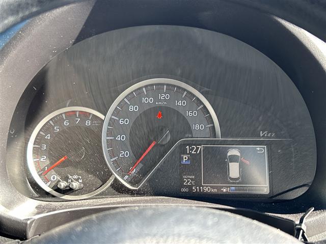 ヴィッツ ジュエラ 純正ナビ ETC バックカメラ オートライト スマートキー アイドリングストップ スペアキー Bluetooth フルセグ フロアマット フォグランプ レーンキープアシスト 保証書 取扱説明書(6枚目)