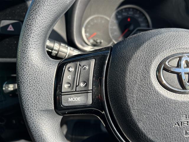 ヴィッツ ジュエラ 純正ナビ ETC バックカメラ オートライト スマートキー アイドリングストップ スペアキー Bluetooth フルセグ フロアマット フォグランプ レーンキープアシスト 保証書 取扱説明書(7枚目)