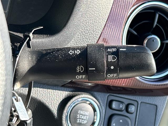 ヴィッツ ジュエラ 純正ナビ ETC バックカメラ オートライト スマートキー アイドリングストップ スペアキー Bluetooth フルセグ フロアマット フォグランプ レーンキープアシスト 保証書 取扱説明書(10枚目)