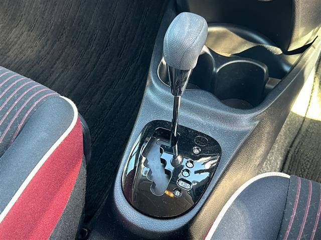 ヴィッツ ジュエラ 純正ナビ ETC バックカメラ オートライト スマートキー アイドリングストップ スペアキー Bluetooth フルセグ フロアマット フォグランプ レーンキープアシスト 保証書 取扱説明書(12枚目)