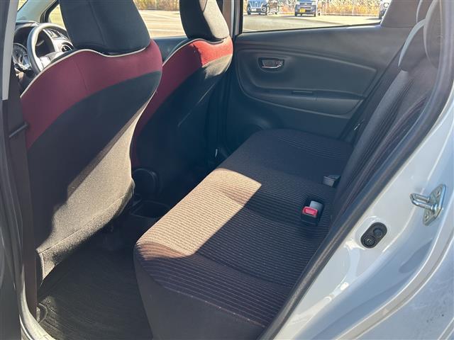 ヴィッツ ジュエラ 純正ナビ ETC バックカメラ オートライト スマートキー アイドリングストップ スペアキー Bluetooth フルセグ フロアマット フォグランプ レーンキープアシスト 保証書 取扱説明書(23枚目)