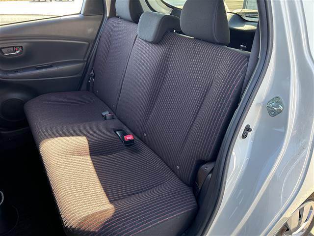 ヴィッツ ジュエラ 純正ナビ ETC バックカメラ オートライト スマートキー アイドリングストップ スペアキー Bluetooth フルセグ フロアマット フォグランプ レーンキープアシスト 保証書 取扱説明書(24枚目)