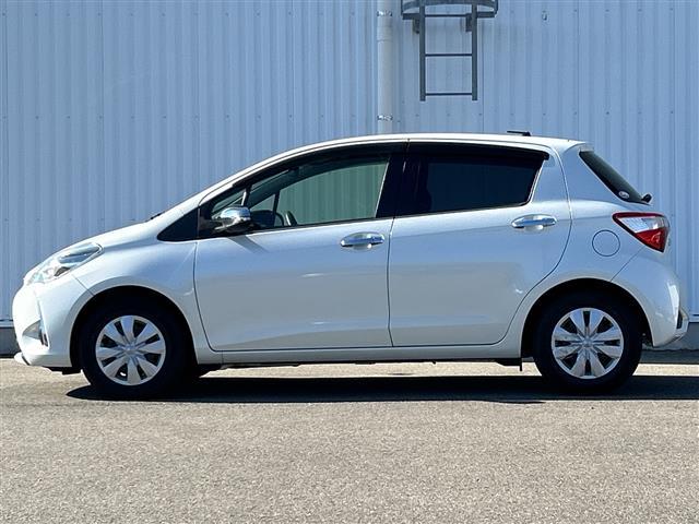 ヴィッツ ジュエラ 純正ナビ ETC バックカメラ オートライト スマートキー アイドリングストップ スペアキー Bluetooth フルセグ フロアマット フォグランプ レーンキープアシスト 保証書 取扱説明書(32枚目)