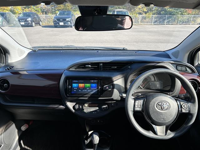 ヴィッツ ジュエラ 純正ナビ ETC バックカメラ オートライト スマートキー アイドリングストップ スペアキー Bluetooth フルセグ フロアマット フォグランプ レーンキープアシスト 保証書 取扱説明書(42枚目)