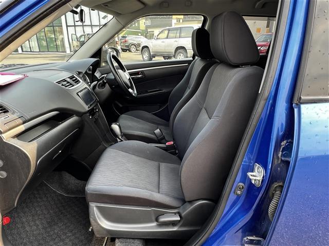 スイフト XG 純正メモリーナビ ETC 前席シートヒーター プッシュスタート スマートキー キセノンヘッドライト ヘッドライトレベライザー 電動格納ミラー 純正フロアマット ドアバイザー 社外エンジンスターター(11枚目)