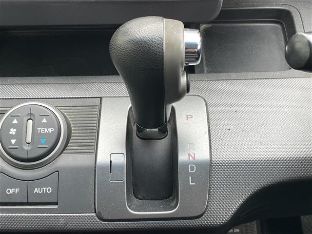 フリード フレックス エアロ ワンオーナー 純正ディーラーOPナビ バックカメラ 片側パワースライドドア ステアリングリモコン リモコンキー HIDヘッドライト 電動格納ミラー ウィンカーミラー 純正フロアマット 冬タイヤ積込(21枚目)