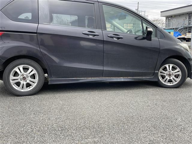 フリード フレックス エアロ ワンオーナー 純正ディーラーOPナビ バックカメラ 片側パワースライドドア ステアリングリモコン リモコンキー HIDヘッドライト 電動格納ミラー ウィンカーミラー 純正フロアマット 冬タイヤ積込(35枚目)