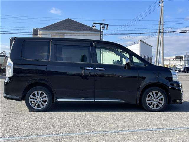 ヴォクシー ZS 煌III ワンオーナー 寒冷地仕様 純正ディーラーOPナビ バックカメラ ワイパーデアイサー センターデフロック 両側パワースライドドア ハーフレザーシート 革巻きステアリング ステアリングリモコン HID(4枚目)