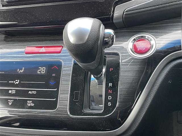 オデッセイ アブソルート・20thアニバーサリー 社外メモリーナビ 社外フリップダウンモニター 衝突被害軽減ブレーキ 横滑り防止装置 クルーズコントロール ビルトインETC アイドリングストップ 両側パワースライドドア D席パワーシート オットマン(23枚目)