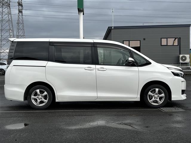 ヴォクシー Ｘ　Ｃパッケージ　寒冷地仕様　純正ＳＤナビ　横滑り防止装置　バックカメラ　ビルトインＥＴＣ　ドライブレコーダー　ワイパーデアイサー　ＥＶＭＯＤＥ　ＥＣＯＭＯＤＥ　ＰＷＲＭＯＤＥ　片側パワースライドドア　ＭＴモード付ＡＴ（4枚目）