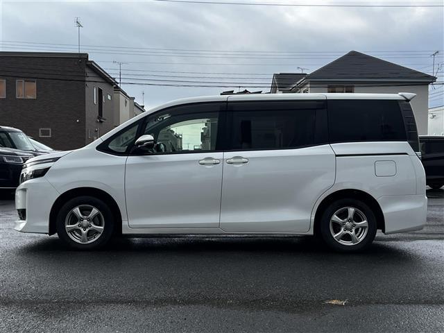 ヴォクシー Ｘ　Ｃパッケージ　寒冷地仕様　純正ＳＤナビ　横滑り防止装置　バックカメラ　ビルトインＥＴＣ　ドライブレコーダー　ワイパーデアイサー　ＥＶＭＯＤＥ　ＥＣＯＭＯＤＥ　ＰＷＲＭＯＤＥ　片側パワースライドドア　ＭＴモード付ＡＴ（5枚目）