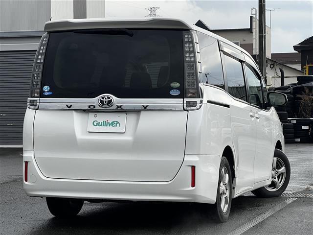 ヴォクシー Ｘ　Ｃパッケージ　寒冷地仕様　純正ＳＤナビ　横滑り防止装置　バックカメラ　ビルトインＥＴＣ　ドライブレコーダー　ワイパーデアイサー　ＥＶＭＯＤＥ　ＥＣＯＭＯＤＥ　ＰＷＲＭＯＤＥ　片側パワースライドドア　ＭＴモード付ＡＴ（7枚目）