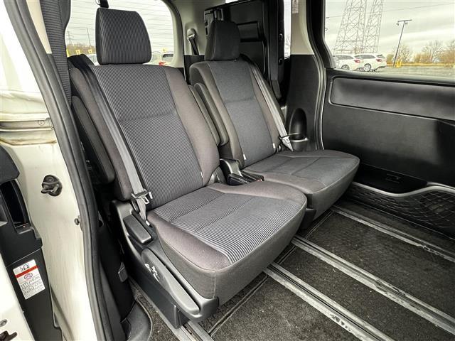 ヴォクシー Ｘ　Ｃパッケージ　寒冷地仕様　純正ＳＤナビ　横滑り防止装置　バックカメラ　ビルトインＥＴＣ　ドライブレコーダー　ワイパーデアイサー　ＥＶＭＯＤＥ　ＥＣＯＭＯＤＥ　ＰＷＲＭＯＤＥ　片側パワースライドドア　ＭＴモード付ＡＴ（10枚目）