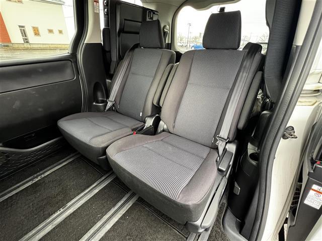 ヴォクシー Ｘ　Ｃパッケージ　寒冷地仕様　純正ＳＤナビ　横滑り防止装置　バックカメラ　ビルトインＥＴＣ　ドライブレコーダー　ワイパーデアイサー　ＥＶＭＯＤＥ　ＥＣＯＭＯＤＥ　ＰＷＲＭＯＤＥ　片側パワースライドドア　ＭＴモード付ＡＴ（12枚目）