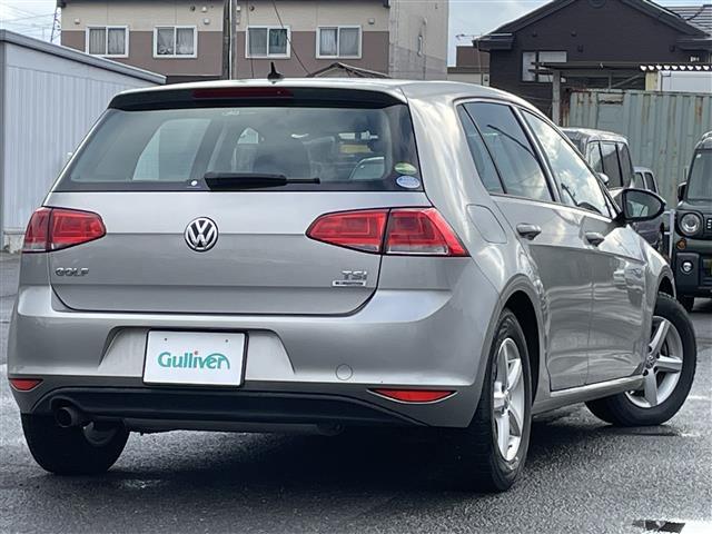 ゴルフ ＴＳＩコンフォートラインブルーモーションテクノロジー　純正メーカーナビ　クルーズコントロール　バックカメラ　ビルトインＥＴＣ　ドライブレコーダー　アイドリングストップ　ステアリングリモコン　パドルシフト　電動パーキング　オートブレーキホールド　ＨＩＤ（7枚目）