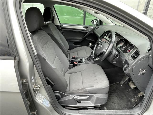 ゴルフ ＴＳＩコンフォートラインブルーモーションテクノロジー　純正メーカーナビ　クルーズコントロール　バックカメラ　ビルトインＥＴＣ　ドライブレコーダー　アイドリングストップ　ステアリングリモコン　パドルシフト　電動パーキング　オートブレーキホールド　ＨＩＤ（9枚目）