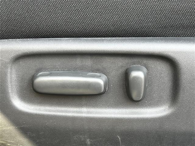 マークＸジオ ２４０Ｇ　純正ＨＤＤナビ　横滑り防止装置　バックカメラ　ＥＴＣ　ドライブレコーダー　前席パワーシート　革巻きステアリング　ステアリングリモコン　ＭＴモード付ＡＴ　プッシュスタート　キセノンヘッドライト（33枚目）