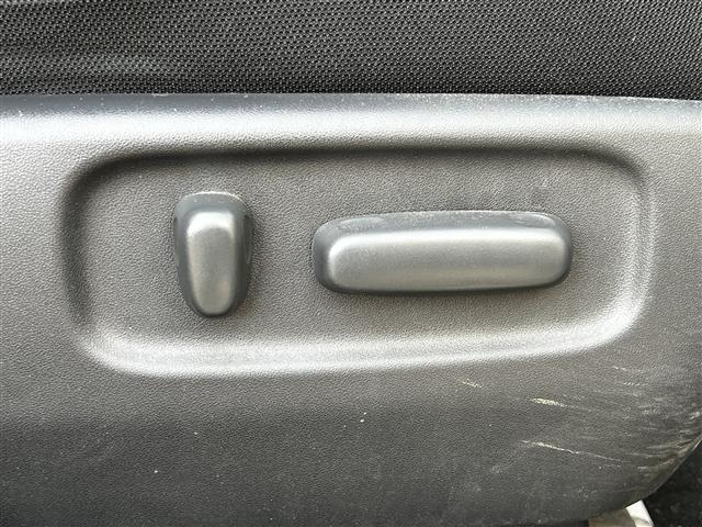 マークＸジオ ２４０Ｇ　純正ＨＤＤナビ　横滑り防止装置　バックカメラ　ＥＴＣ　ドライブレコーダー　前席パワーシート　革巻きステアリング　ステアリングリモコン　ＭＴモード付ＡＴ　プッシュスタート　キセノンヘッドライト（34枚目）