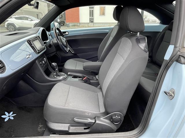 ザ・ビートル デザイン　ワンオーナー　社外メモリーナビ　横滑り防止装置　クルーズコントロール　ＥＴＣ　革巻きステアリング　ＭＴモード付ＡＴ　リモコンキー　ハロゲンヘッドライト　フォグランプ　ヘッドライトレベライザー（11枚目）