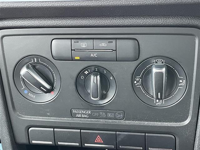 ザ・ビートル デザイン　ワンオーナー　社外メモリーナビ　横滑り防止装置　クルーズコントロール　ＥＴＣ　革巻きステアリング　ＭＴモード付ＡＴ　リモコンキー　ハロゲンヘッドライト　フォグランプ　ヘッドライトレベライザー（19枚目）