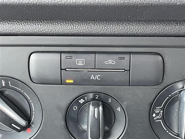 ザ・ビートル デザイン　ワンオーナー　社外メモリーナビ　横滑り防止装置　クルーズコントロール　ＥＴＣ　革巻きステアリング　ＭＴモード付ＡＴ　リモコンキー　ハロゲンヘッドライト　フォグランプ　ヘッドライトレベライザー（20枚目）