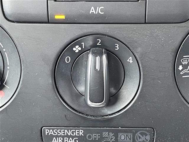 ザ・ビートル デザイン　ワンオーナー　社外メモリーナビ　横滑り防止装置　クルーズコントロール　ＥＴＣ　革巻きステアリング　ＭＴモード付ＡＴ　リモコンキー　ハロゲンヘッドライト　フォグランプ　ヘッドライトレベライザー（22枚目）