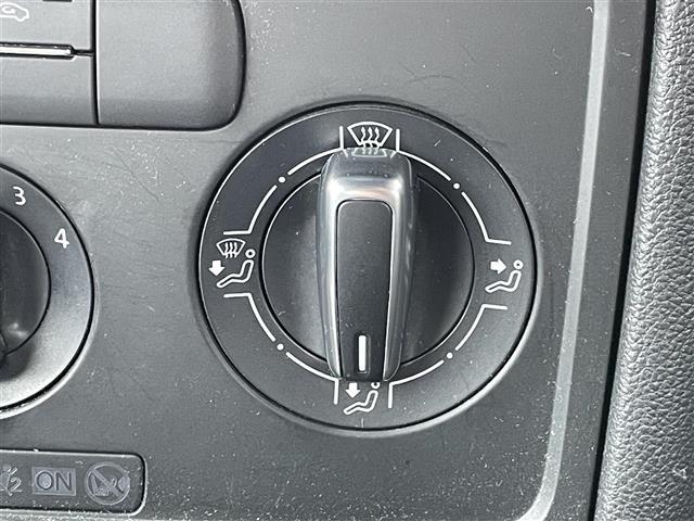 ザ・ビートル デザイン　ワンオーナー　社外メモリーナビ　横滑り防止装置　クルーズコントロール　ＥＴＣ　革巻きステアリング　ＭＴモード付ＡＴ　リモコンキー　ハロゲンヘッドライト　フォグランプ　ヘッドライトレベライザー（23枚目）