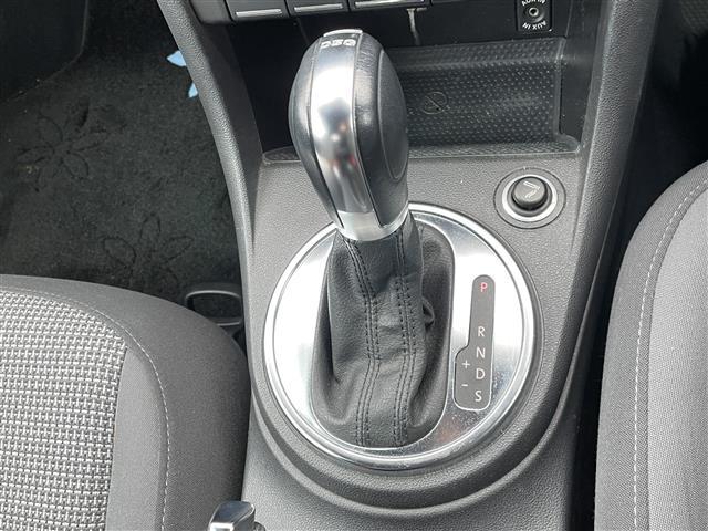 ザ・ビートル デザイン　ワンオーナー　社外メモリーナビ　横滑り防止装置　クルーズコントロール　ＥＴＣ　革巻きステアリング　ＭＴモード付ＡＴ　リモコンキー　ハロゲンヘッドライト　フォグランプ　ヘッドライトレベライザー（24枚目）