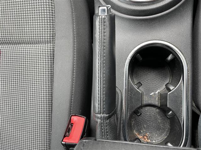 ザ・ビートル デザイン　ワンオーナー　社外メモリーナビ　横滑り防止装置　クルーズコントロール　ＥＴＣ　革巻きステアリング　ＭＴモード付ＡＴ　リモコンキー　ハロゲンヘッドライト　フォグランプ　ヘッドライトレベライザー（26枚目）