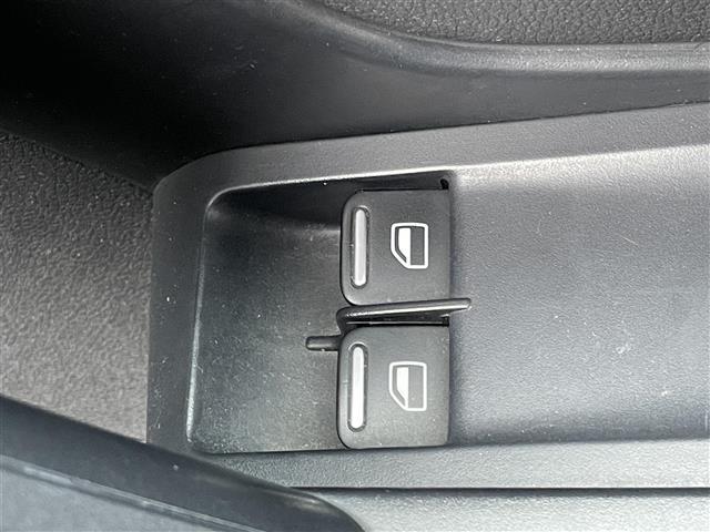 ザ・ビートル デザイン　ワンオーナー　社外メモリーナビ　横滑り防止装置　クルーズコントロール　ＥＴＣ　革巻きステアリング　ＭＴモード付ＡＴ　リモコンキー　ハロゲンヘッドライト　フォグランプ　ヘッドライトレベライザー（34枚目）