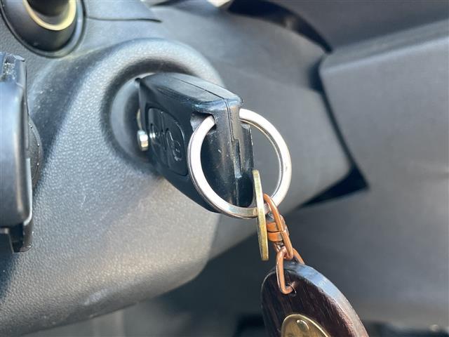 Ｃ３ ベースグレード　純正オーディオ　横滑り防止装置　クルーズコントロール　ＥＴＣ　ＳＰＯＲＴＭＯＤＥ　ＳＮＯＷＭＯＤＥ　ＭＴモード付ＡＴ　リモコンキー　ハロゲンヘッドライト　フォグランプ　ヘッドライトレベライザー（20枚目）