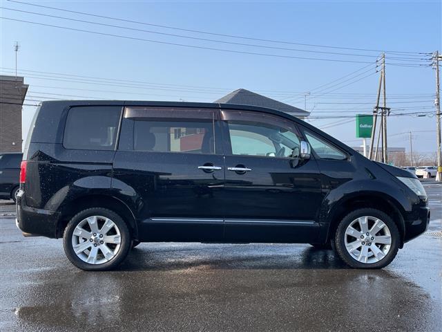 デリカＤ：５ シャモニー　純正ディーラーＯＰナビ　横滑り防止装置　クルーズコントロール　バック／サイド／フロントカメラ　ビルトインＥＴＣ　ＡＳＣ　両側パワースライドドア　前席シートヒーター　革巻きステアリング　ステリモ　ＨＩＤ（4枚目）