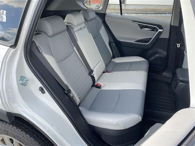 RAV4 ハイブリッドG 4WD ワンオーナー サンルーフ 純正ナビ パノラミックビューモニター ワイパーデアイサー 革巻きステアリング ステアリングスイッチ レーダークルーズコントロール LED フォグランプ(10枚目)