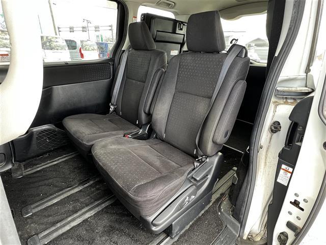 ヴォクシー ハイブリッドＶ　純正メモリーナビ　社外フリップダウンモニター　横滑り防止装置　クルーズコントロール　バックカメラ　ビルトインＥＴＣ　ＥＶＭＯＤＥ　ＥＣＯＭＯＤＥ　ＰＷＲＭＯＤＥ　両側パワースライドドア（12枚目）